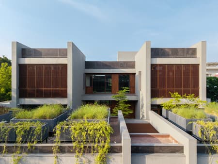 The House of Parallel Walls
